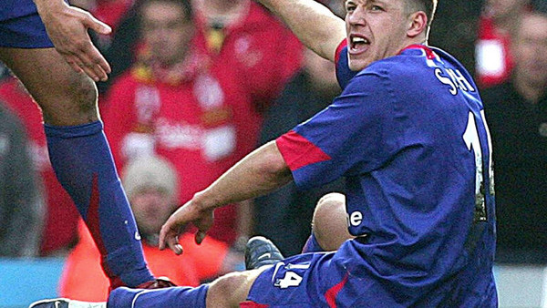 Manchester United's Wes Brown (L) supports team mate Alan Smith after he suffered an injury during the FA Cup fifth round match against Liverpool at Anfield, Liverpool, Saturday February 18, 2006. Smith was carried off on a stretcher after several minutes