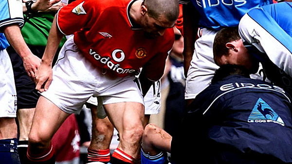 Manchester United Roy Keane shouts at Manchester City's Alfie Haaland (on ground) after being shown the red card during the FA Premiership game at Old Trafford, Manchester. 13/08/02 :