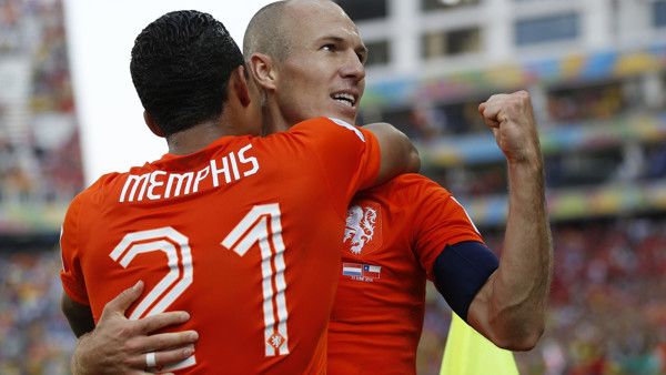 Netherlands' Memphis Depay, left, celebrates with his teammate Arjen Robben after scoring his side's second goal during the group B World Cup soccer match between the Netherlands and Chile at the Itaquerao Stadium in Sao Paulo, Brazil, Monday, June 23, 20