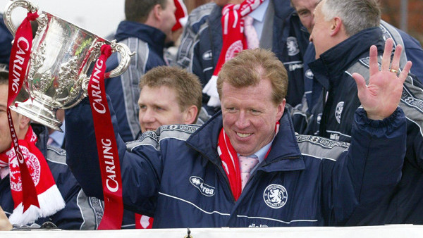 Middlesbrough manager Steve McClaren with the Carling Cup, as the team ride an open top bus during the victory parade in Middlesbrough. Middlesbrough defeated Bolton Wanderers 2-1 in the final of the Carling Cup last week in Cardiff.   THIS PICTURE CAN ON