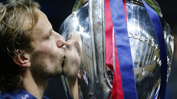 Barcelona's Ivan Rakitic kisses the trophy after after the Champions League final soccer match between Juventus Turin and FC Barcelona at the Olympic stadium in Berlin Saturday, June 6, 2015. Barcelona won the match 3-1. (AP Photo/Frank Augstein)
