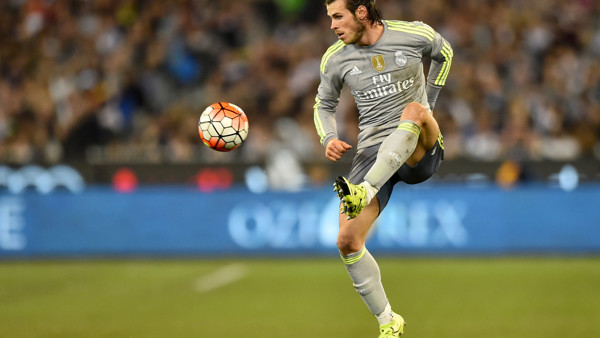 Gareth Bale of Real Madrid controls the ball during their International Championship Cup soccer match against Manchester City in Melbourne, Australia, Friday, July 24, 2015. (AP Photo/Theo Karanikos)