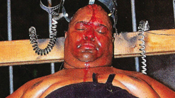 Hogan Choke Warrior WCW Halloween Havoc 1998