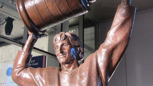Wayne Gretzky Statue 6