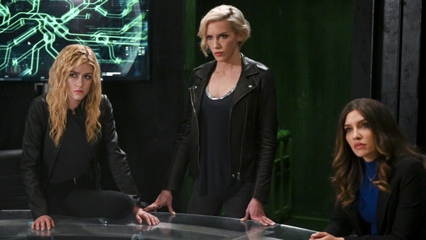 Green Arrow and The Canaries Black Canary Dinah Laurel