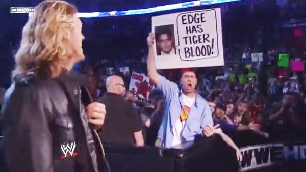 10 Best Ways Wrestlers Responded To Crowd Signs – Page 8