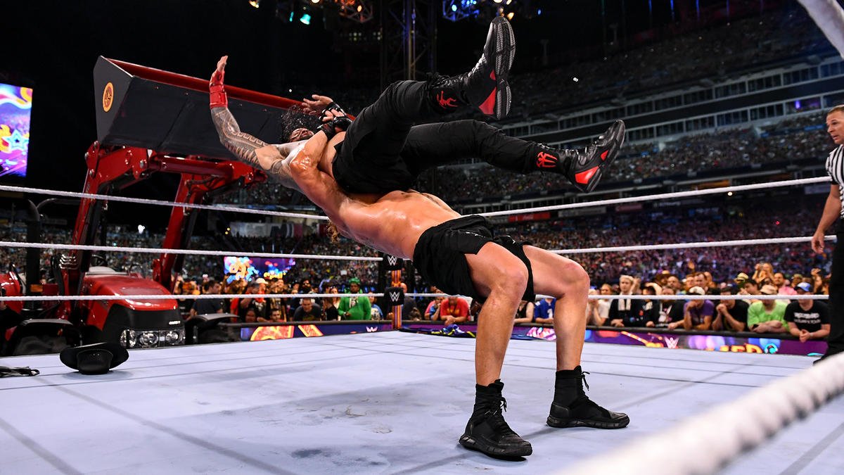 Новая битва вчерашний выпуск. Brock Lesnar SUMMERSLAM 2022. WWE SUMMERSLAM 2022. Roman Reigns vs Brock Lesnar.